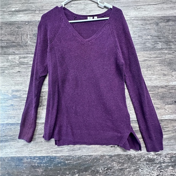 GAP Women's Purple V-Neck Sweater - Picture 1 of 9